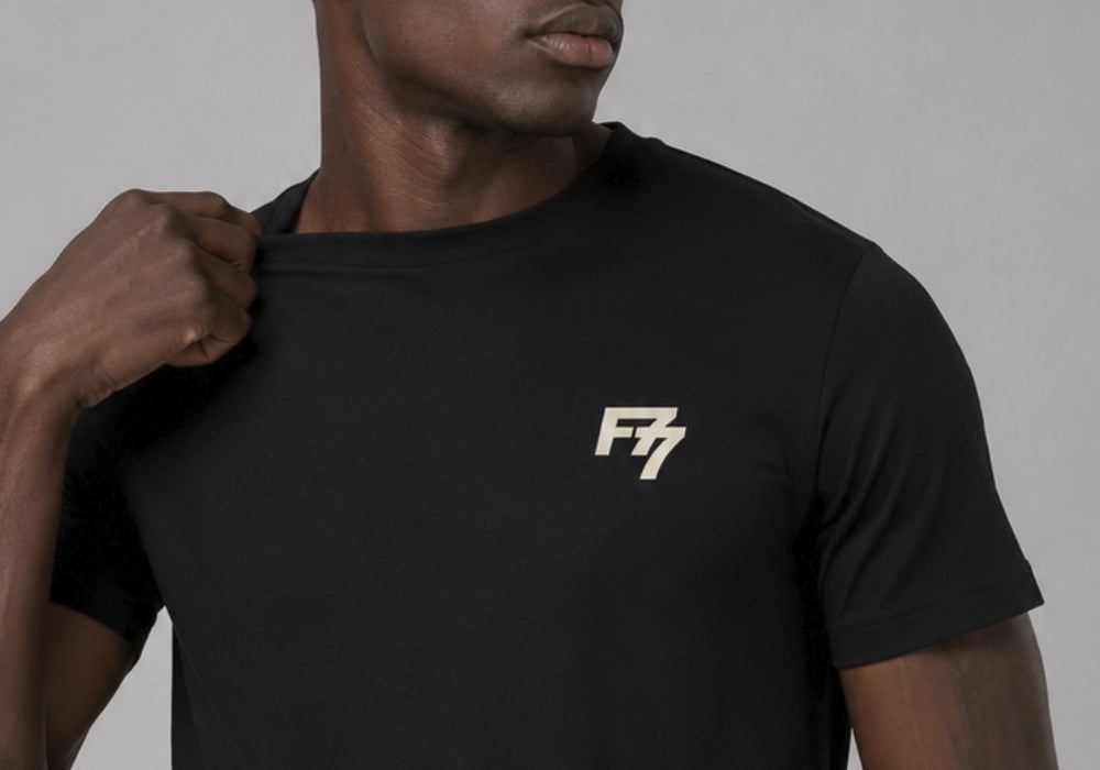 Camiseta preta com o logo bordado no peito