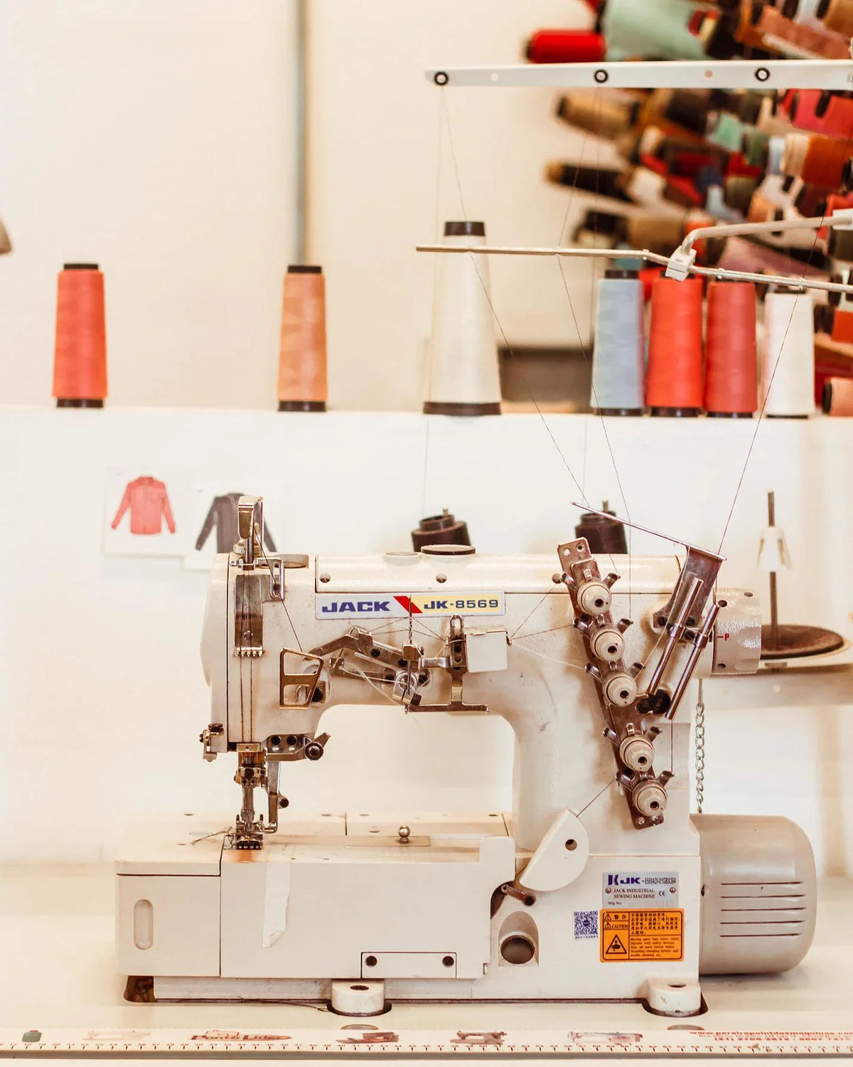 Máquina de costura na fábrica da Fábrica77 em Blumenau