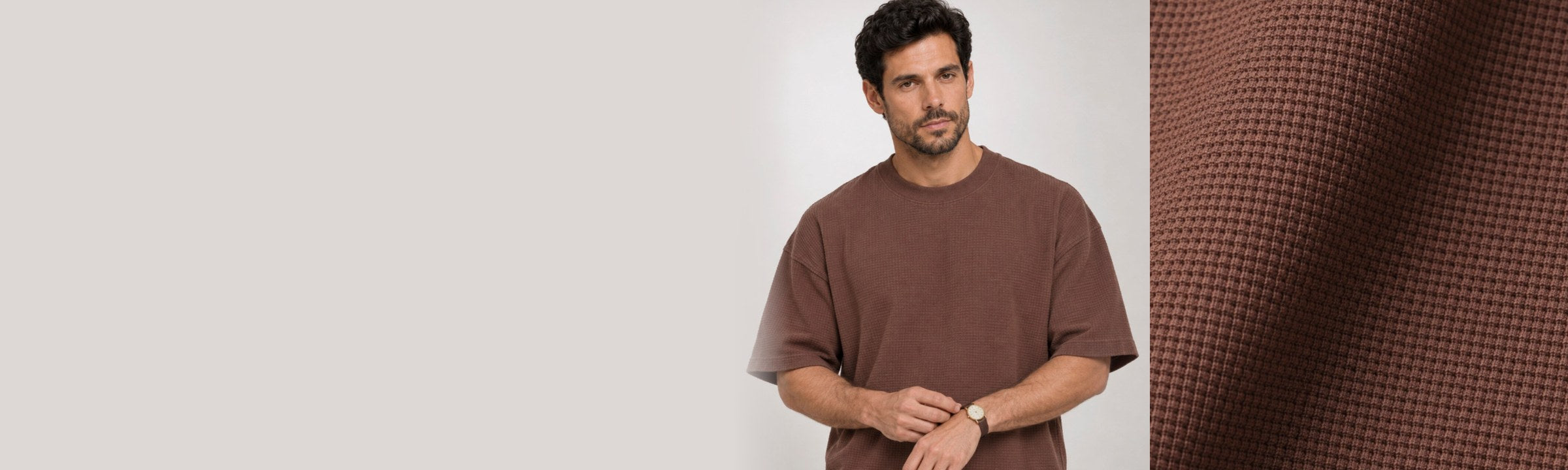 Homem com a camiseta Quadrilê marrom e detalhe da trama em quadradinhos