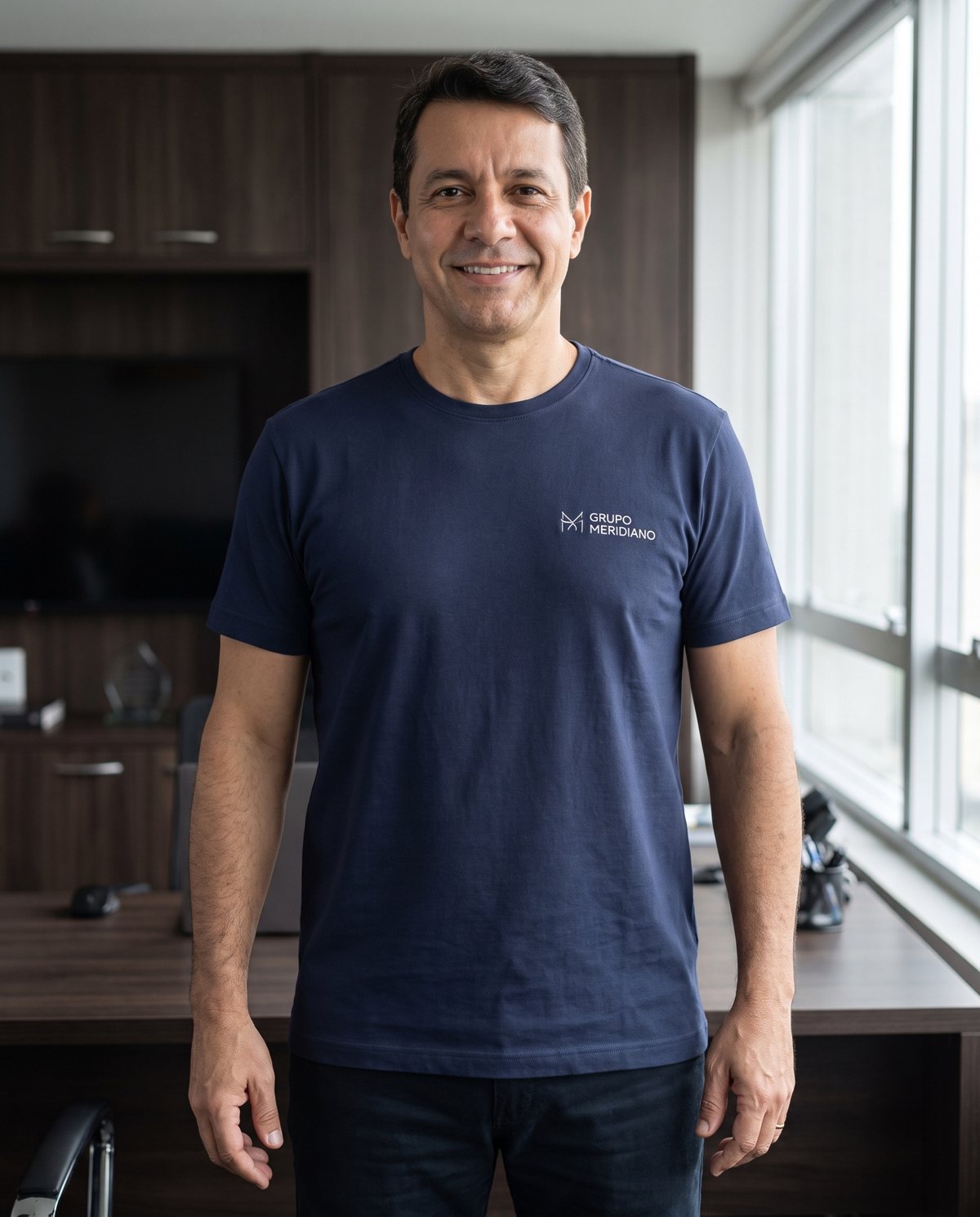 Diretor de empresa de camiseta azul-marinho com o logo bordado no peito